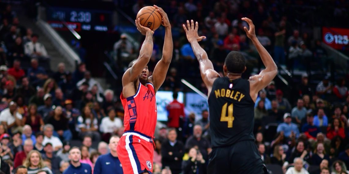 Kawhi Leonard guides the LA Clippers to a surprising win against the Cavaliers, emphasizing that a playoff-like atmosphere is crucial for their goals in the postseason.